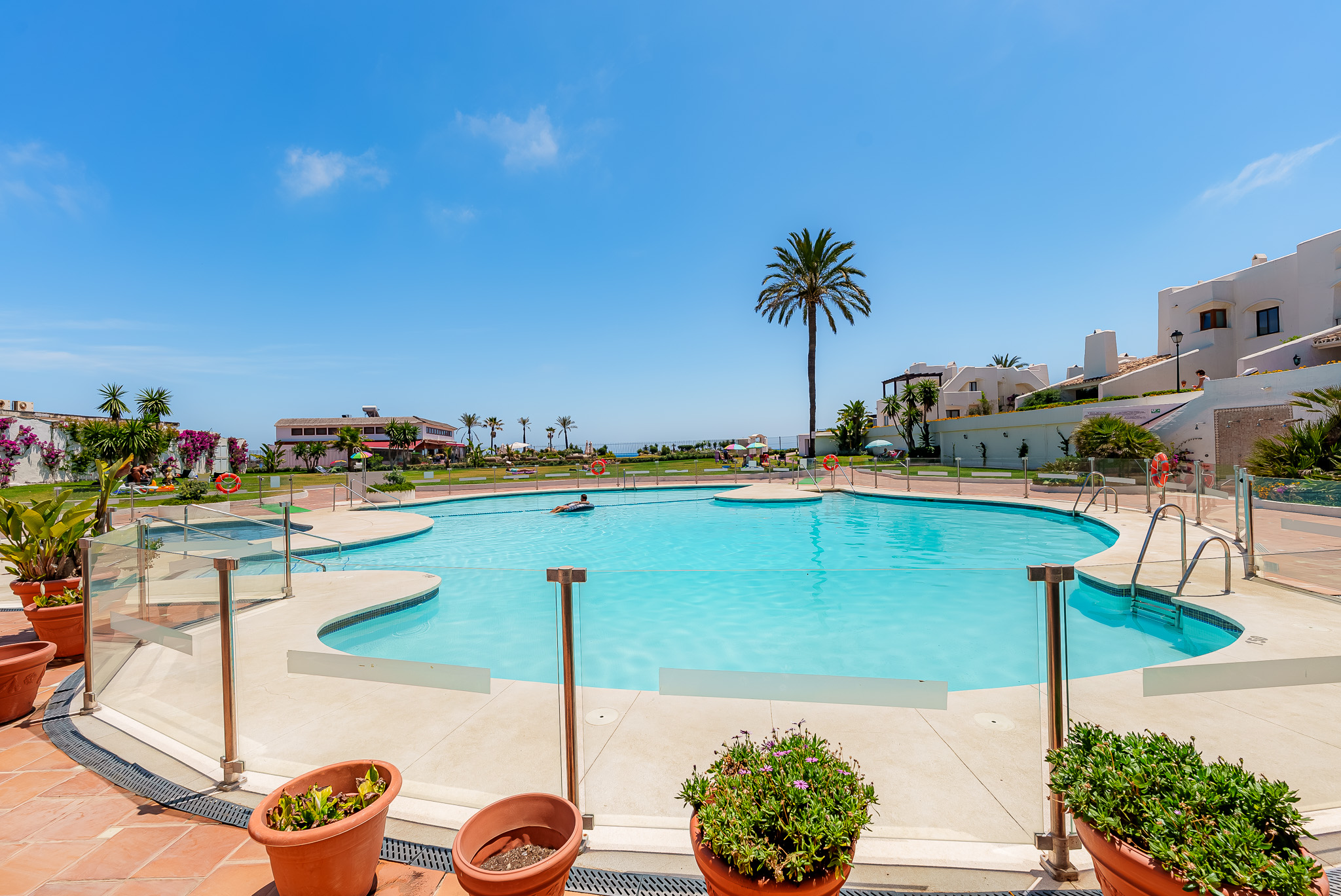 Otra de las piscinas de la urbanización, con vista al mar