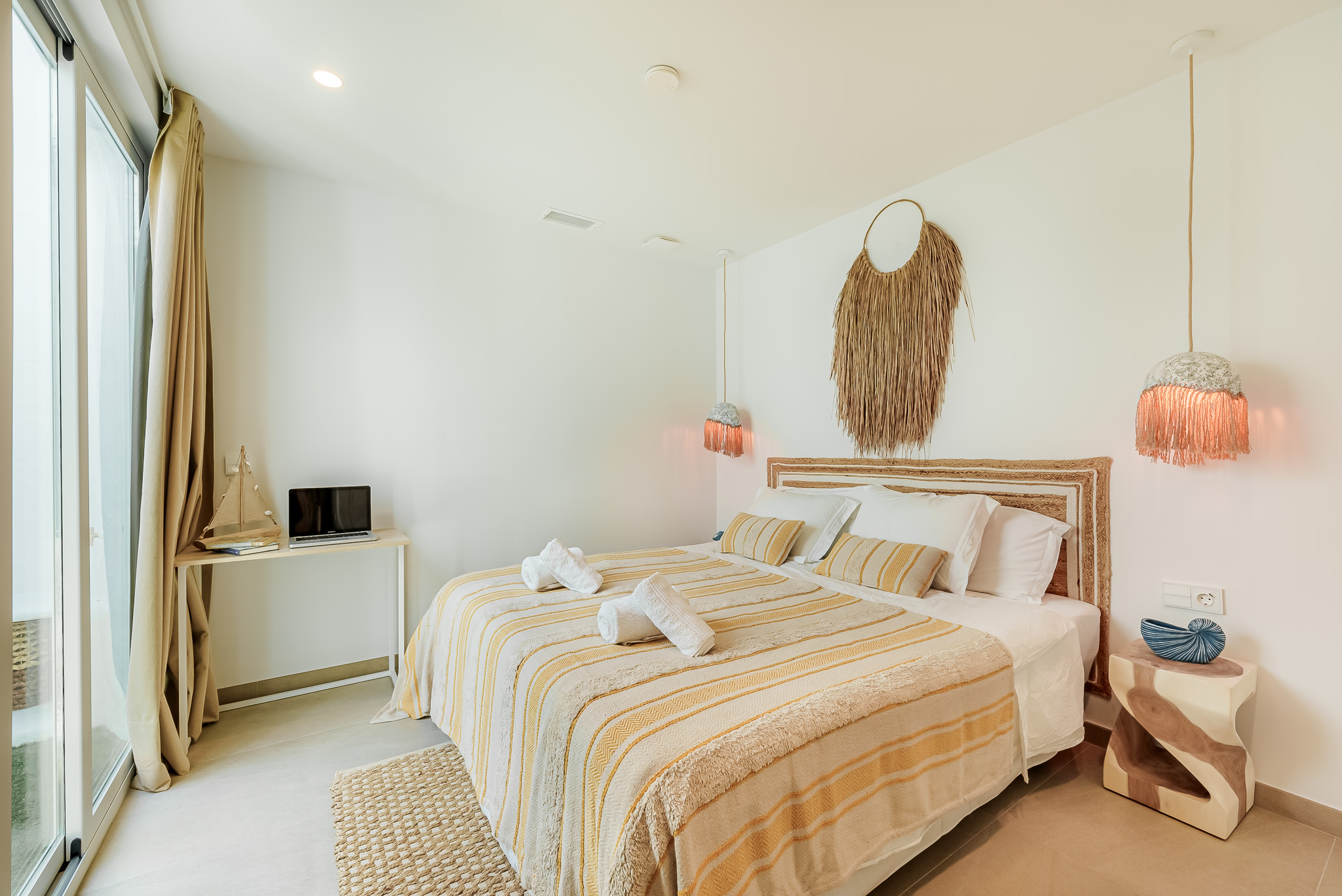 Dormitorio principal con luz de mañana