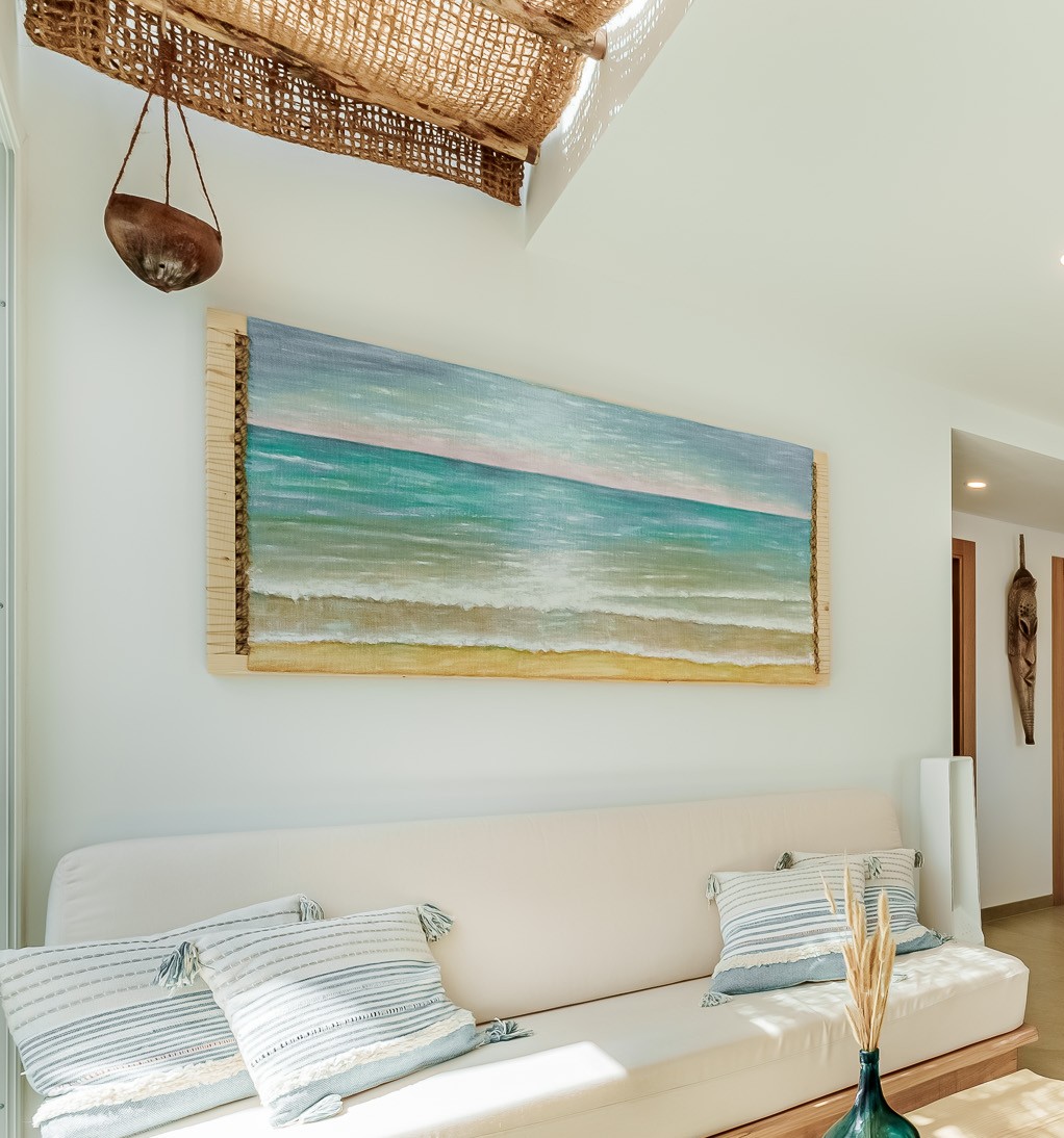 Salón de Olas de Calma con materiales y detalles familiares